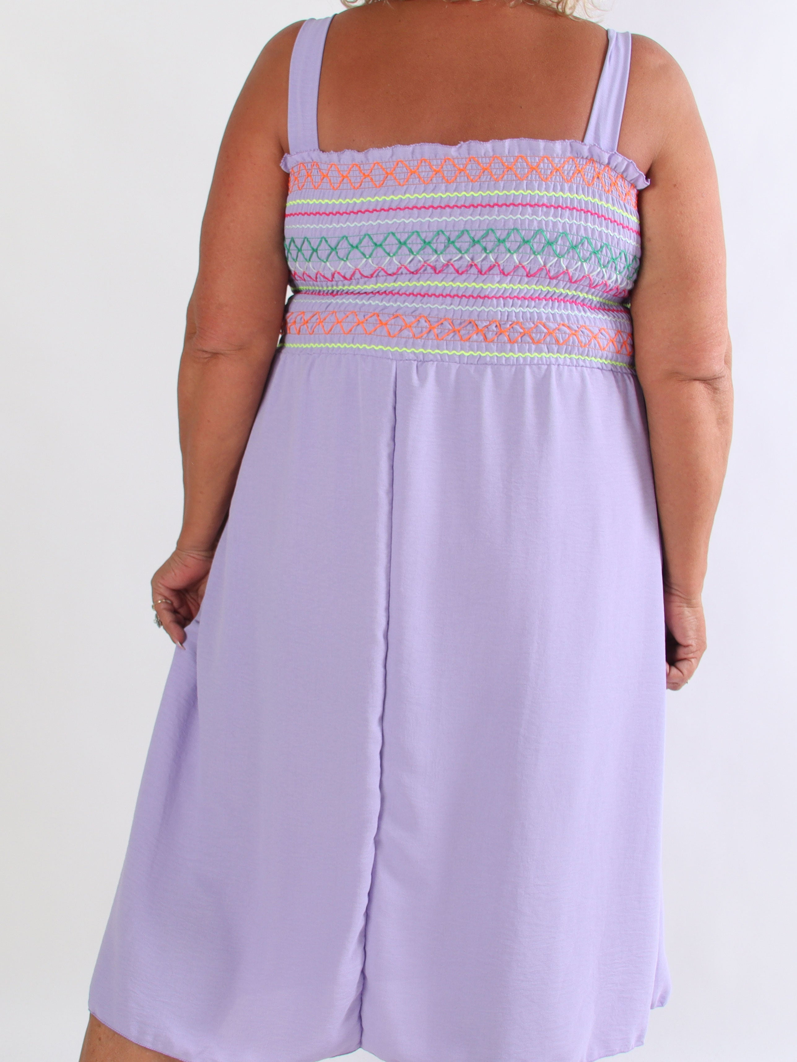 Aniel - Plus size sommerkjole i viskose med smock over brystet pyntet med farvede tråde
